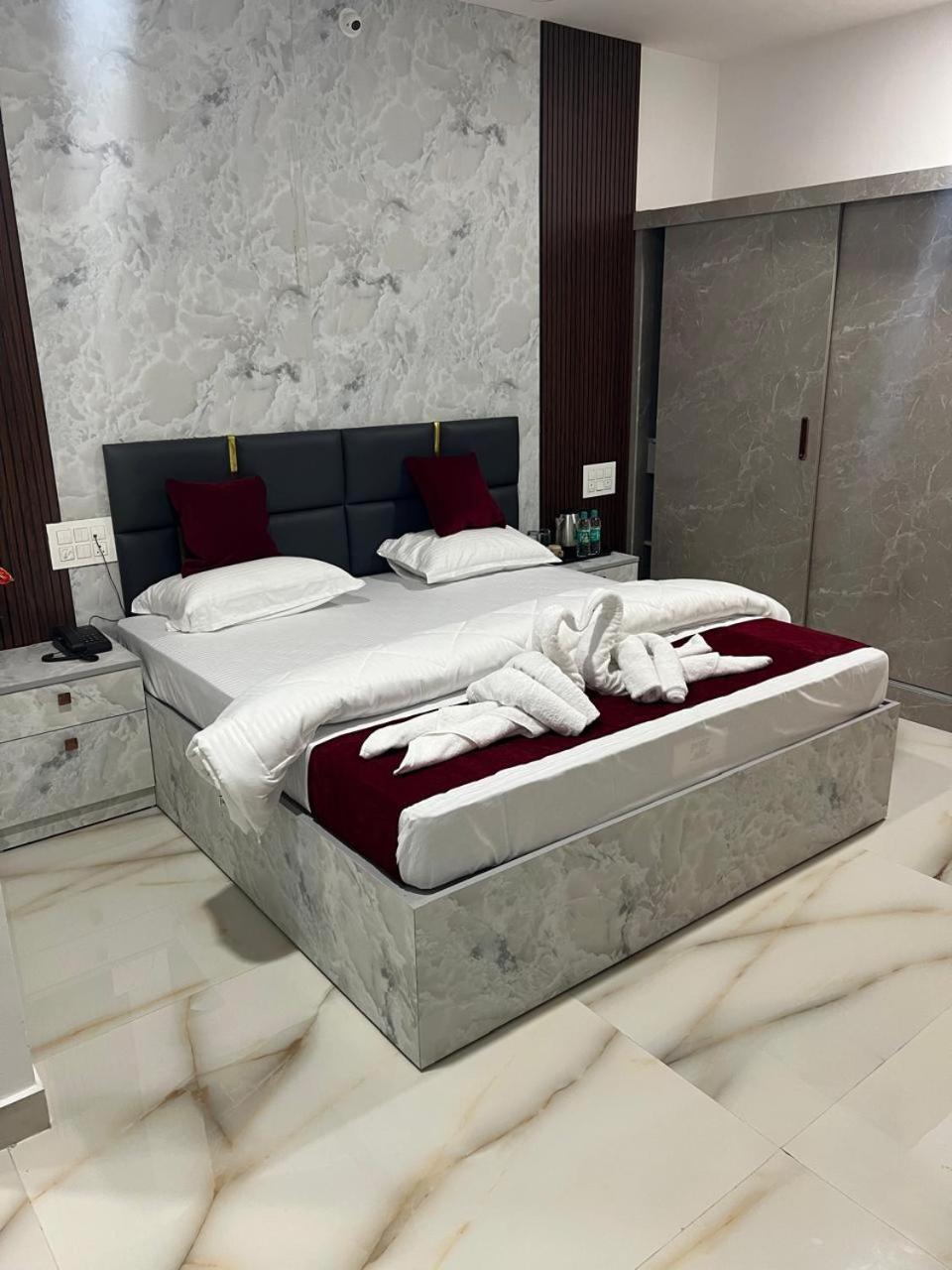 Hotel Sky Blue And Suites บังกาลอร์ ภายนอก รูปภาพ